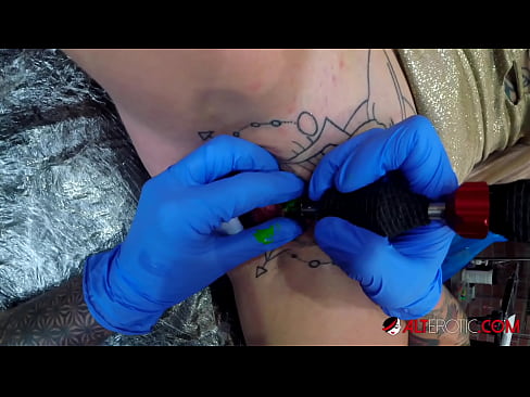 ❤️ Ekstrèmman tatoue hottie Sully Savage te fè yon tatoo sou klitoris li ❤️ Super sèks nan pònografi ht.teatroporno.ru ❌️❤